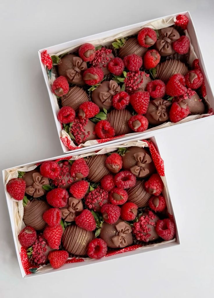 Fraises et framboises enrobées de chocolat en coffret