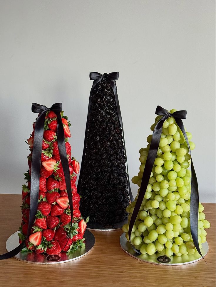 Tours de fraises, mûres et raisins nouées d'un ruban noir