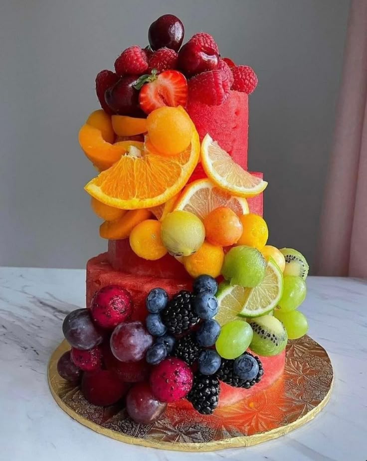Pièce montée en pastèque garnie de fruits frais colorés